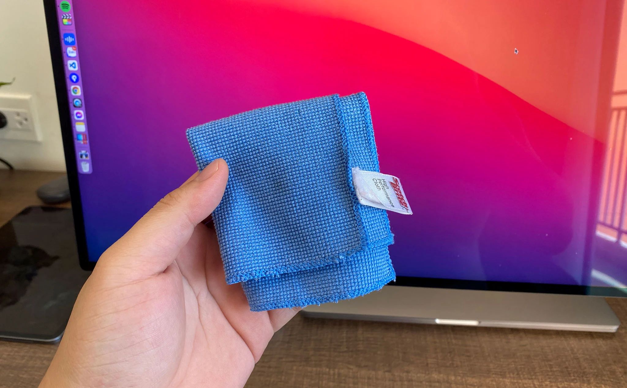 Lau khô bề mặt bằng khăn microfiber