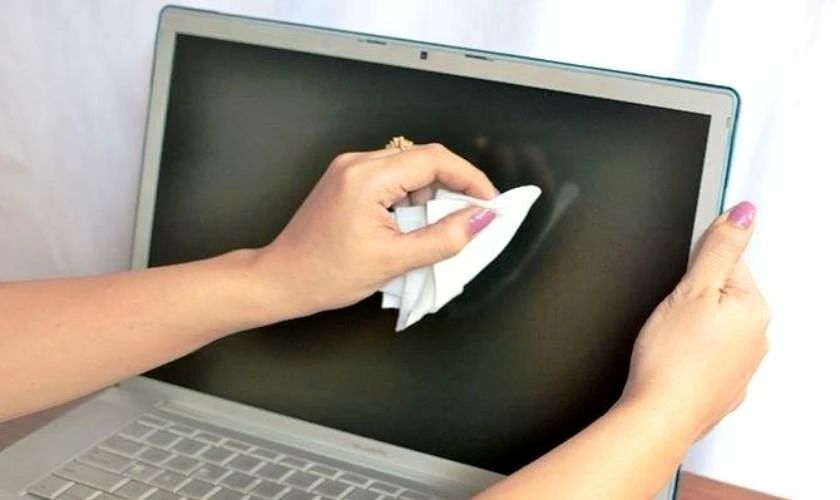 Các chú ý quan trọng khi màn hình máy tính bị ẩm