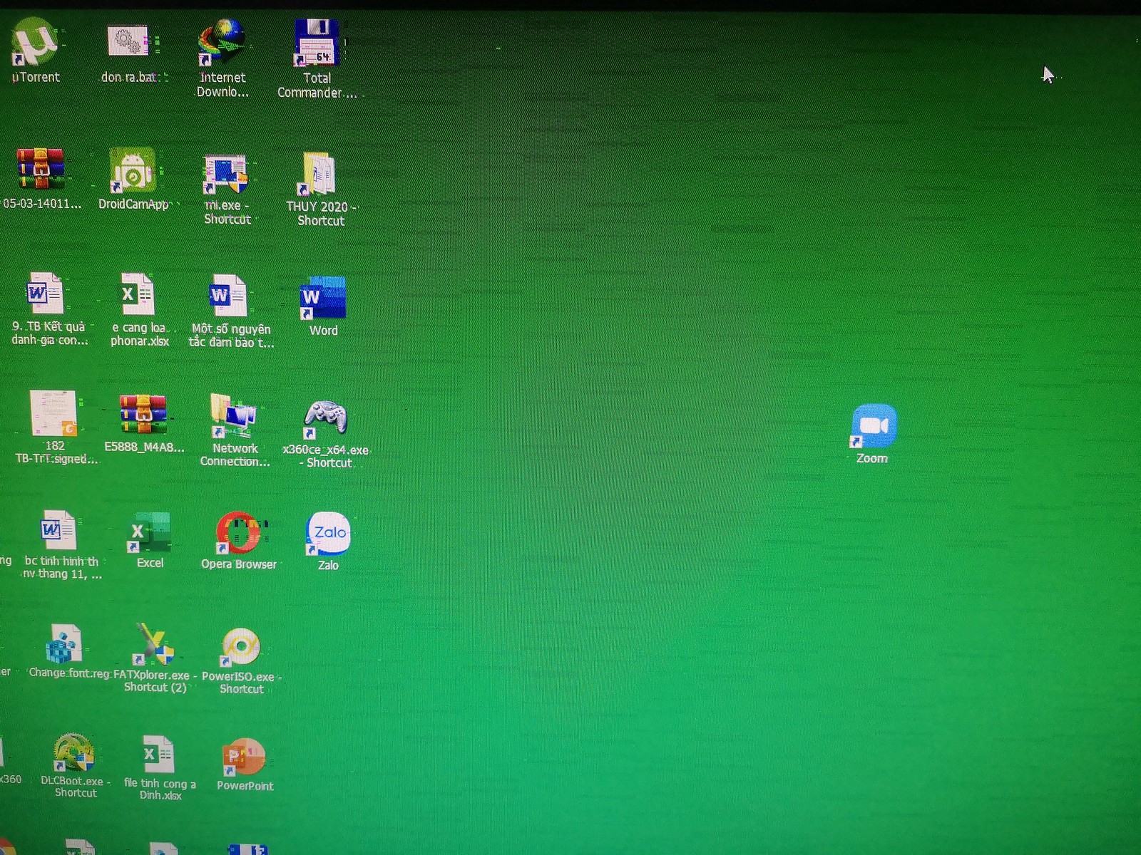 Hiện tượng màn hình bị ám xanh lá có thể xuất phát từ nhiều nguyên nhân khác nhau