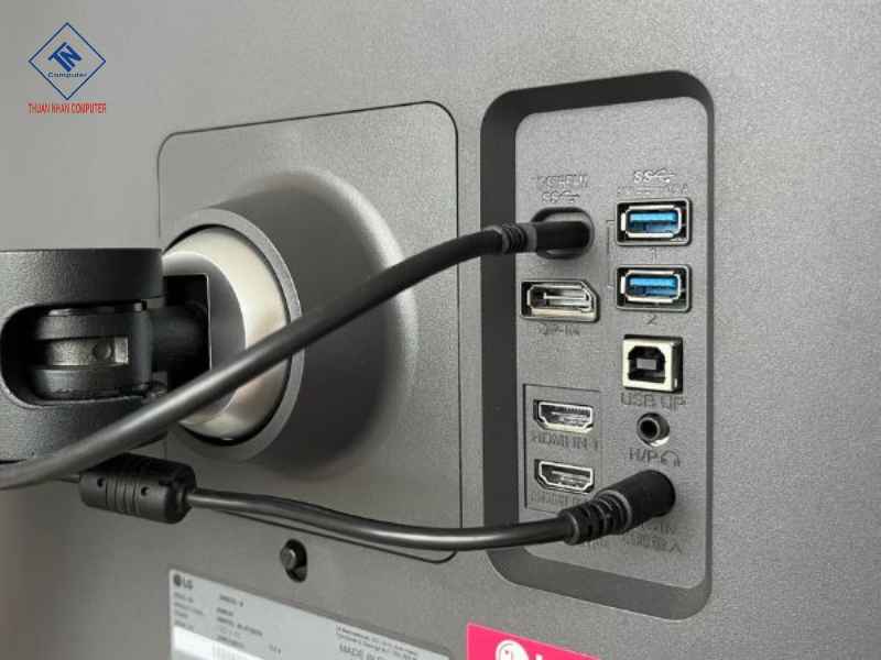 Bước 2: Kiểm tra nguồn cấp vào màn hình