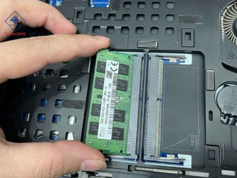 Bước 4: Căn đúng rãnh của thanh RAM