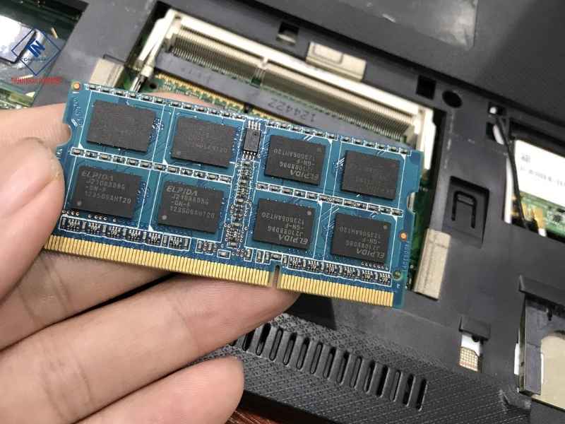 Bước 5: Ấn đều hai đầu thanh RAM