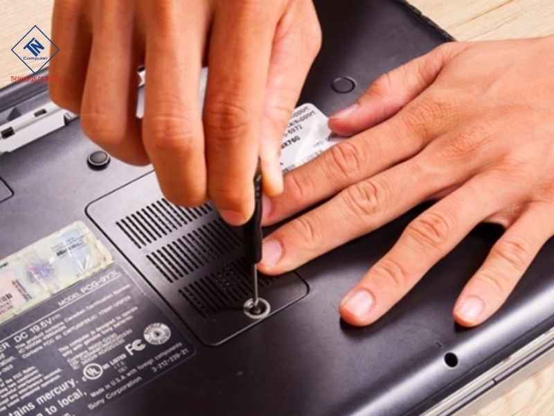 Bước 2: Mở nắp khu vực RAM hoặc tháo đáy máy