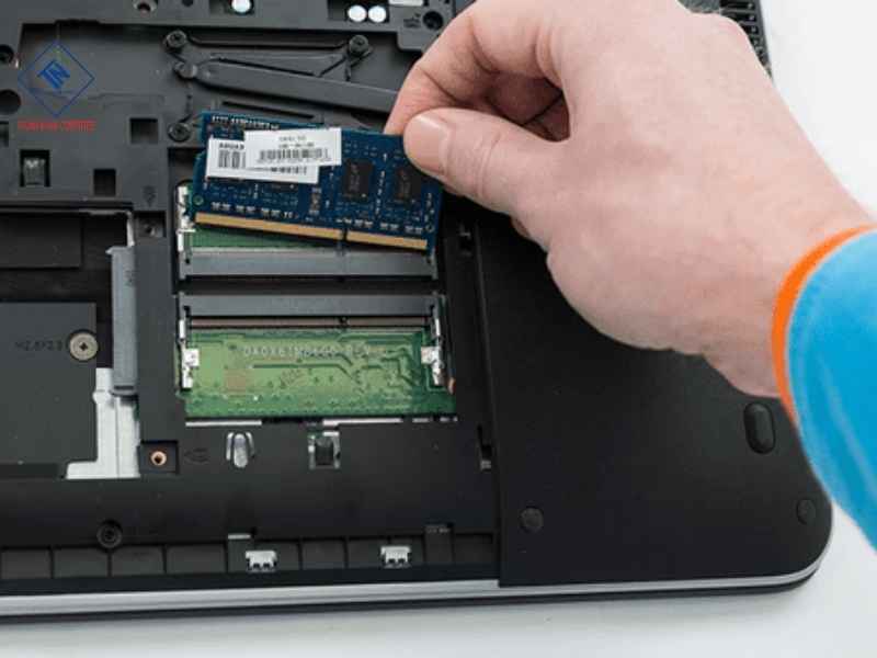 Bước 3: Xác định khe RAM và kiểm tra thanh hiện có